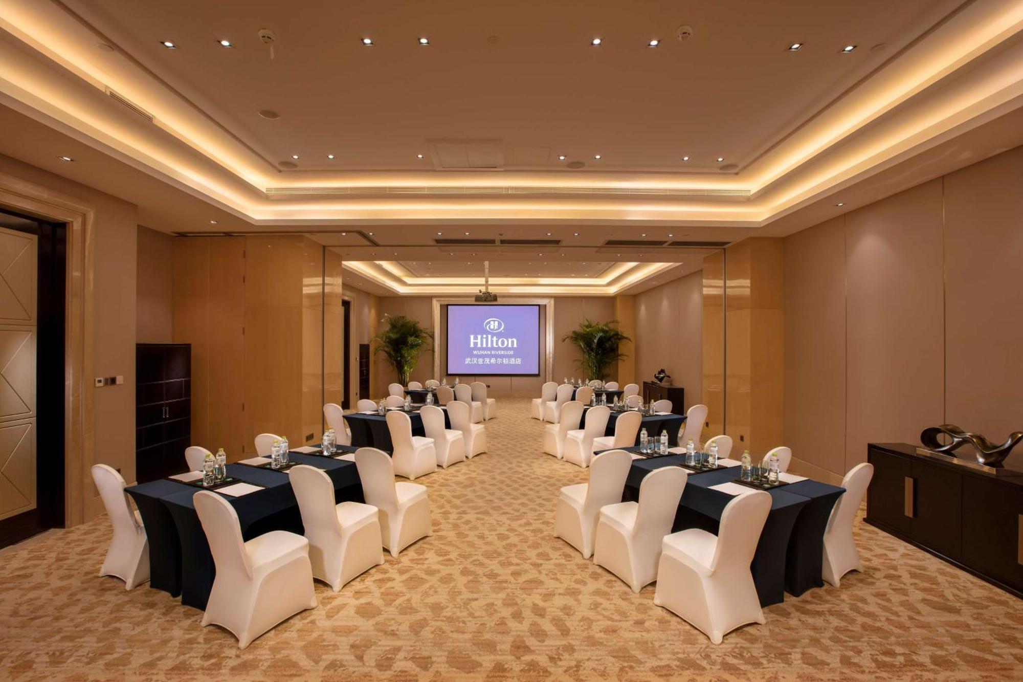 Hilton Wuhan Yangtze Riverside Eksteriør billede