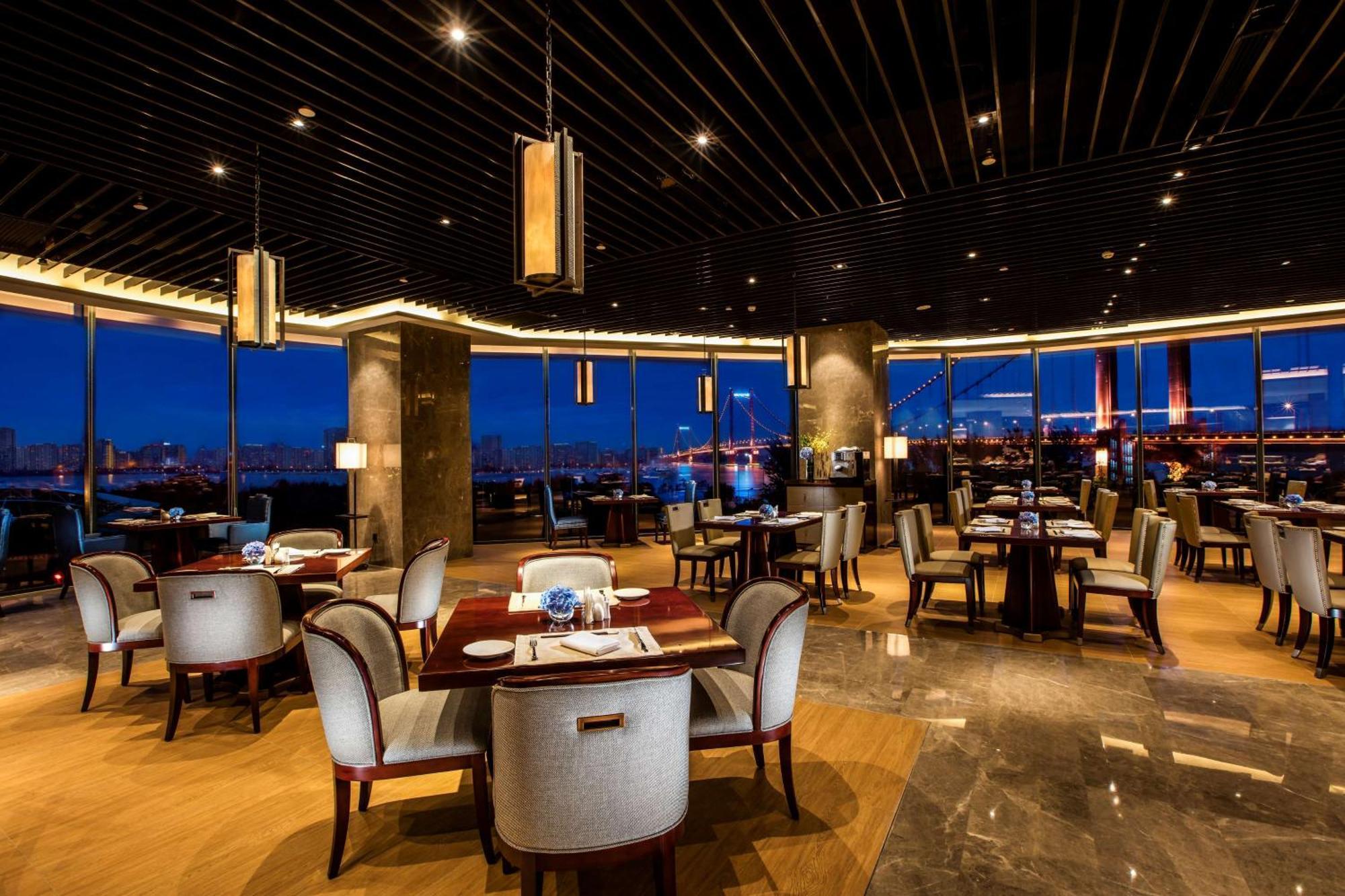 Hilton Wuhan Yangtze Riverside Eksteriør billede