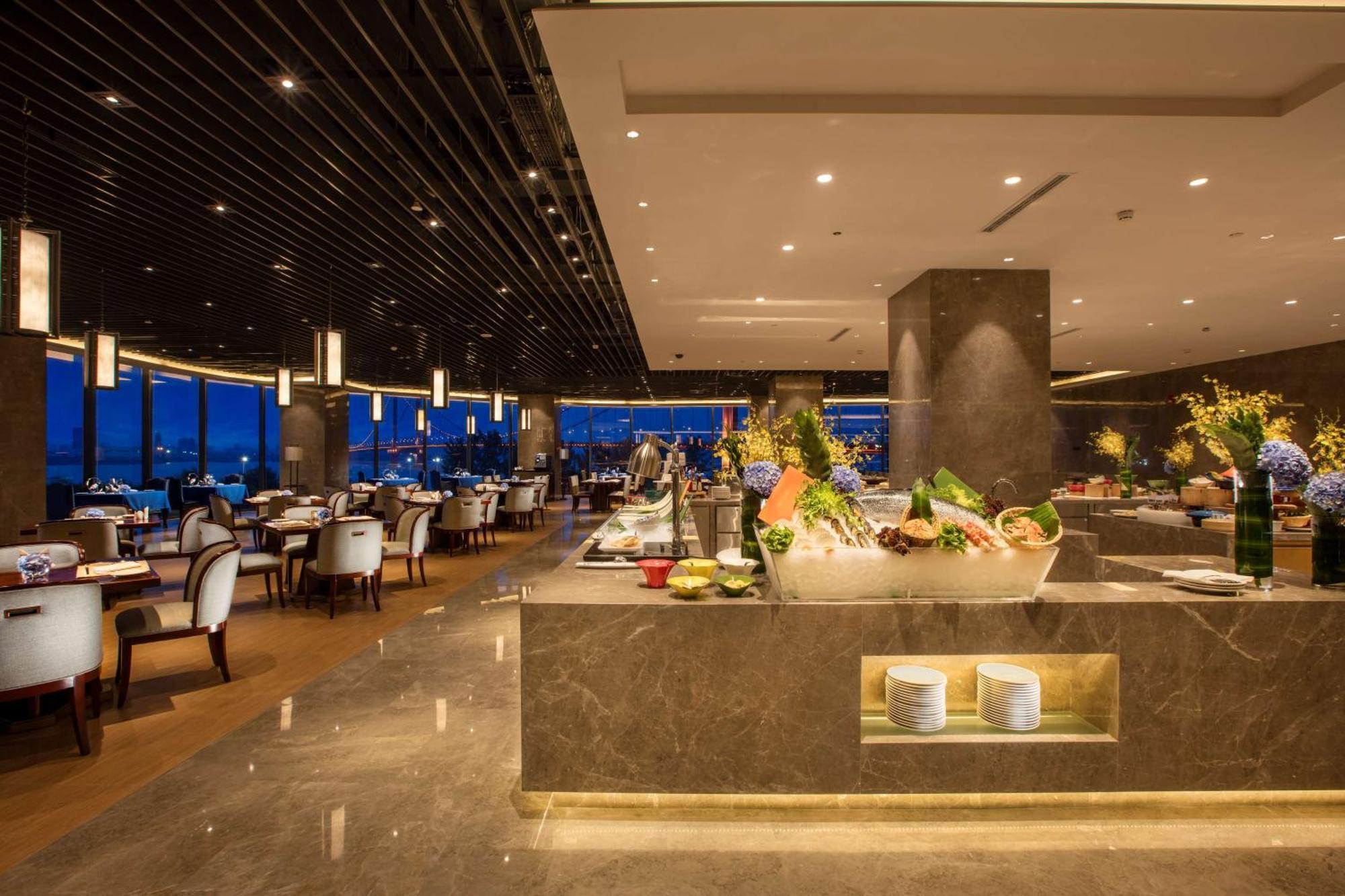 Hilton Wuhan Yangtze Riverside Eksteriør billede