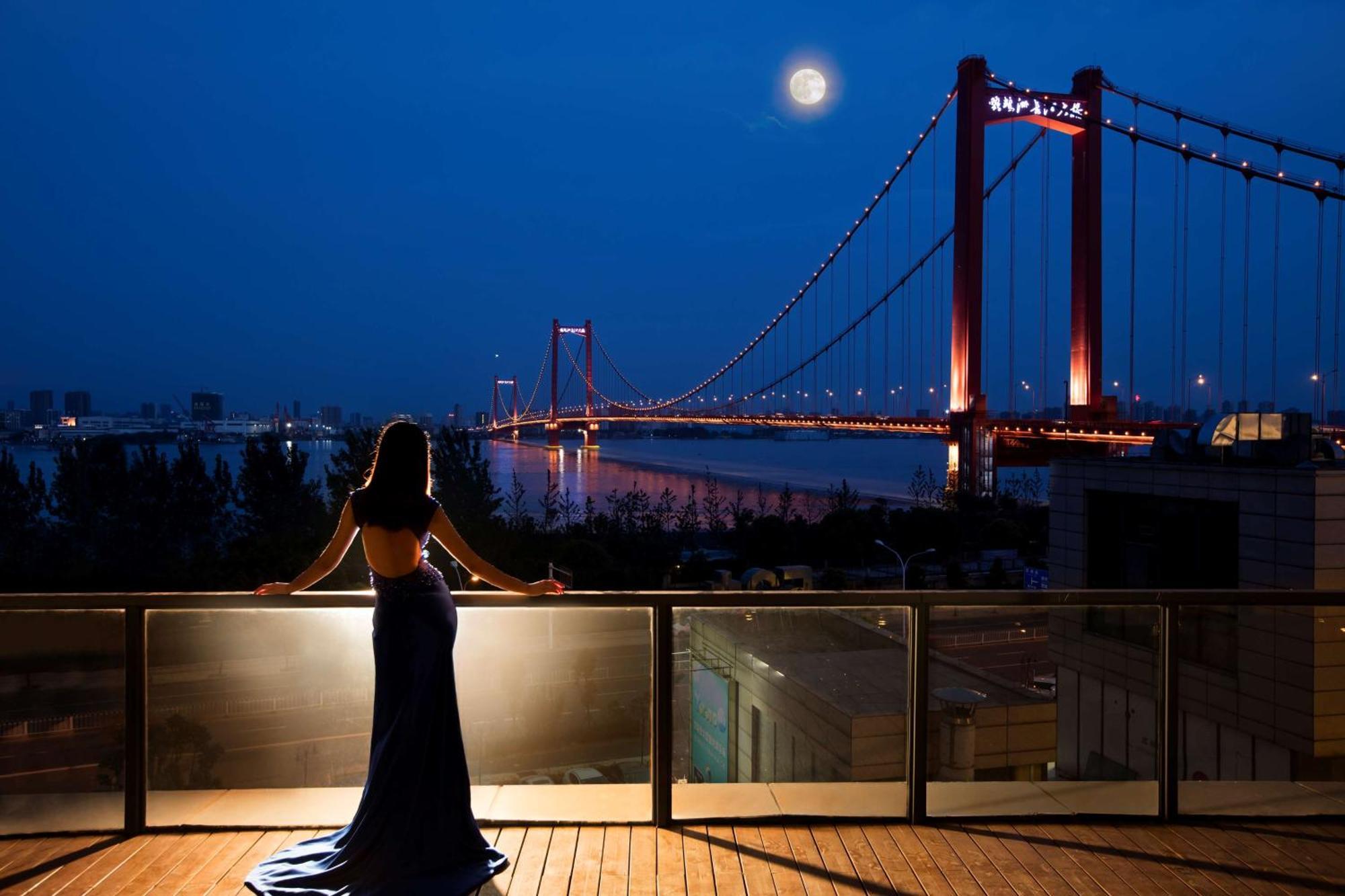 Hilton Wuhan Yangtze Riverside Eksteriør billede