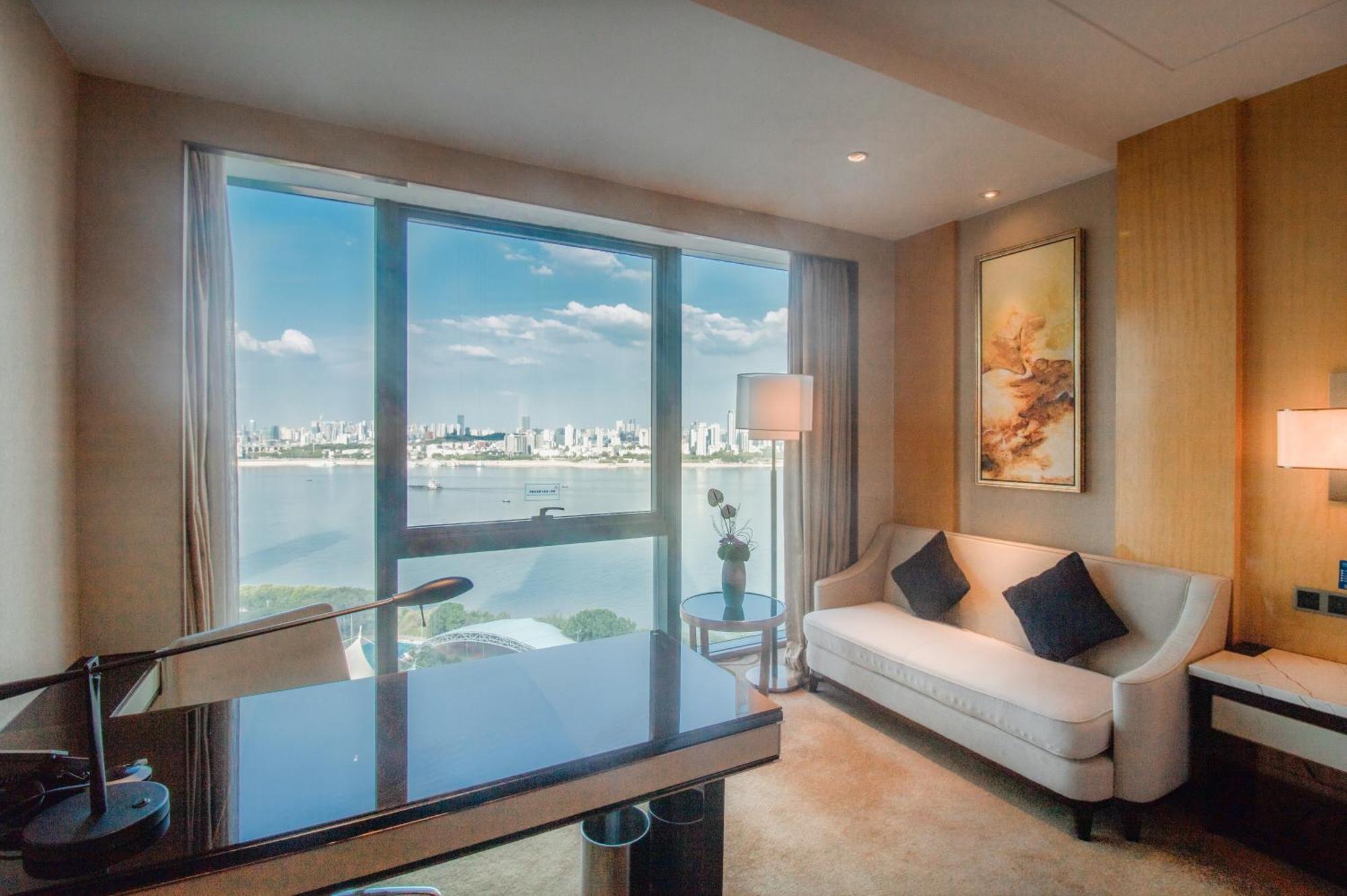 Hilton Wuhan Yangtze Riverside Eksteriør billede