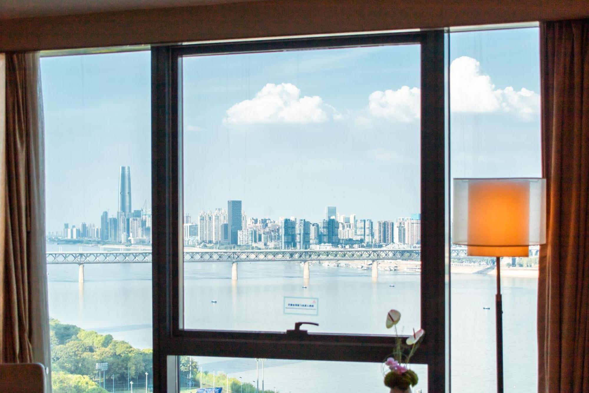 Hilton Wuhan Yangtze Riverside Eksteriør billede